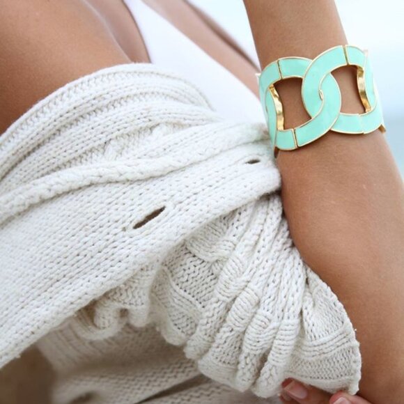 Open Cuff Intertwining Cs Bracelet - Picture 7 of 10